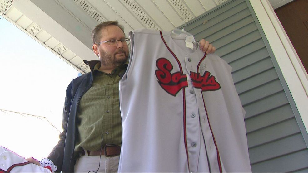 Brewers fan makes long drive from Wisconsin to Tampa Bay for Game 3 — Fox 11 Green Bay Local, Edina Sports news