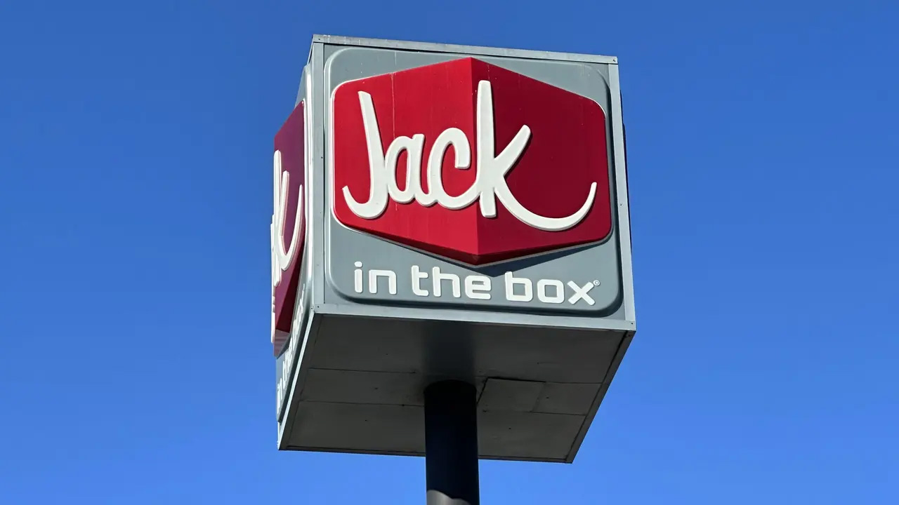 Scalding hot coffee thrown into fast-food manager’s face by angry customer, DA says — Edina Dining news
