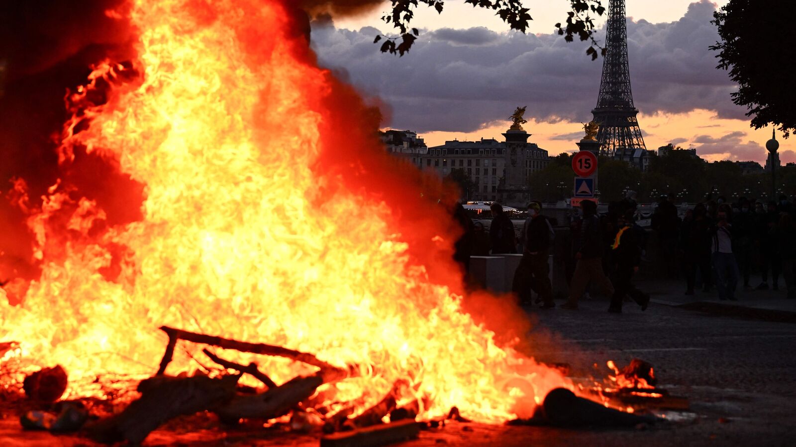 France Protests: Cars torched, shops looted as police arrest 272 demonstrators — Mint India, Edina Business news